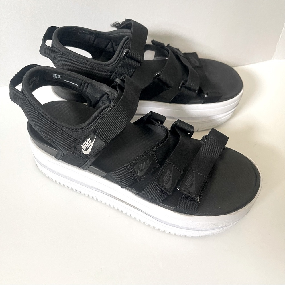 Nike Icon Classic Black White Chunky Sandals Platform Straps Lightweight Size 8